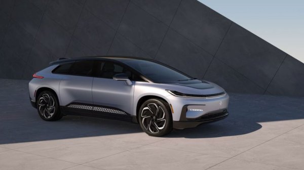 Faraday Future FF 91 първоначално беше разкрит през 2017 г., като базираната в Калифорния компания твърди, че най-накрая е доставила първата серийна кола през август.
Елегантният кросоувър може да се похвали с 1050 к.с., идващи от три електрически мотора, при ускорение от 0 до 100 км/ч за 2,3 секунди.
Според компанията, 142,0 kWh батерия осигурява пробег от над 500 км.
Цената на базовата версия ще бъде 309 000 долара.
